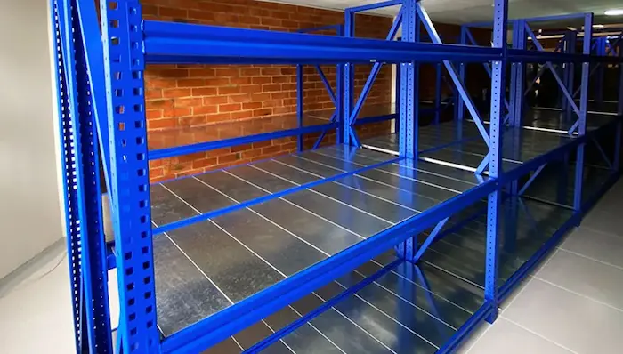 Rack semipesado para almacenamiento industrial eficiente