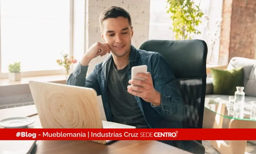 Espacio de oficina en casa con diseño moderno y funcional, ideal para el trabajo remoto.